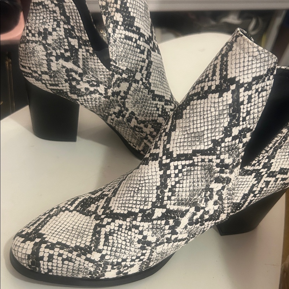 Snakeskin Booties,  brand new, women’s size 8.5, no box, nwot, perfect condition - Picture 8 of 11